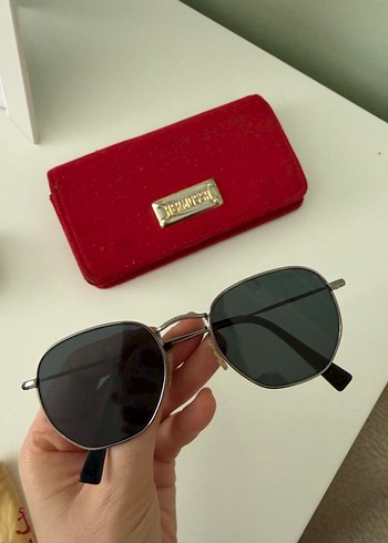 Klasik Gri Kadın Gözlüğü ve Kırmızı Kılıf - Görsel 3