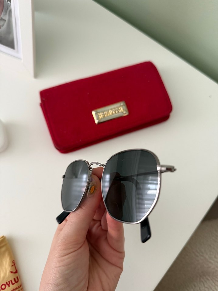 Klasik Gri Kadın Gözlüğü ve Kırmızı Kılıf - Görsel 2