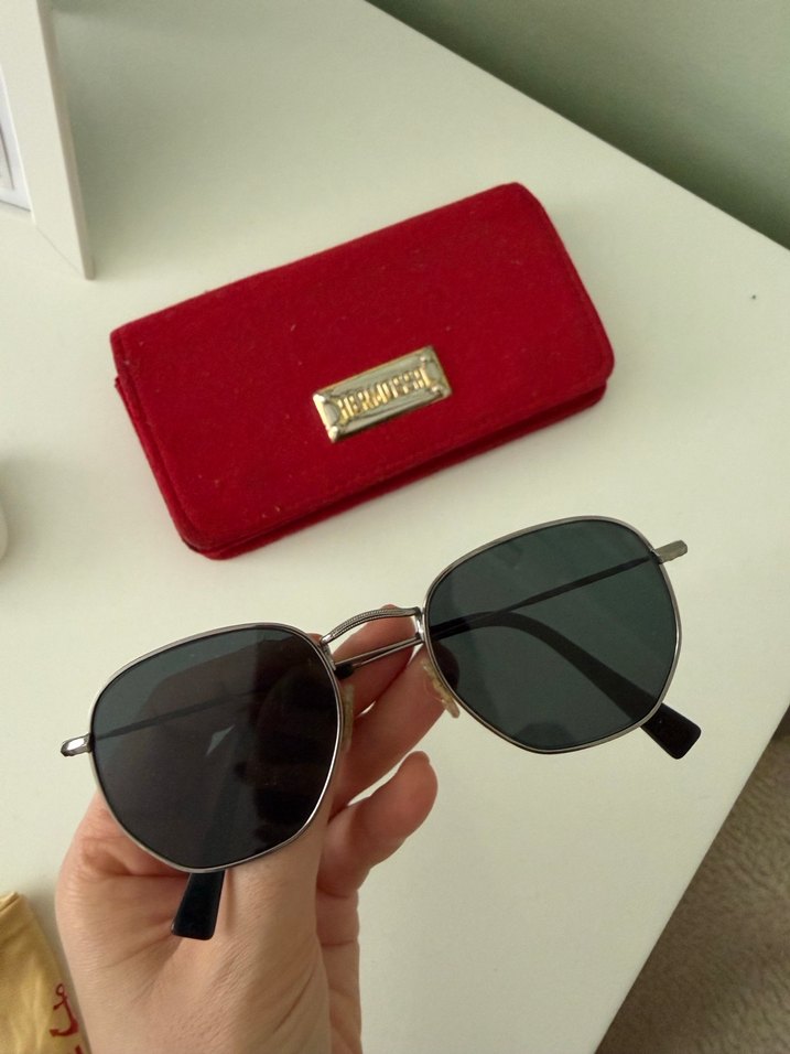 Klasik Gri Kadın Gözlüğü ve Kırmızı Kılıf - Görsel 3