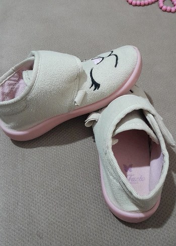 Kız Çocuk Beyaz Nakışlı Sıcak Terlik - Görsel 3