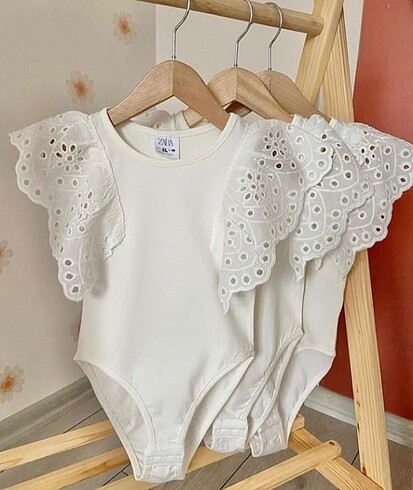 Zara fırfırlı body
