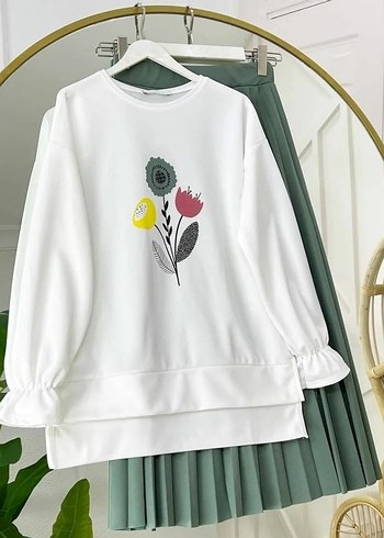 Çiçek Baskılı Beyaz Sweatshirt ve Etek Kombin