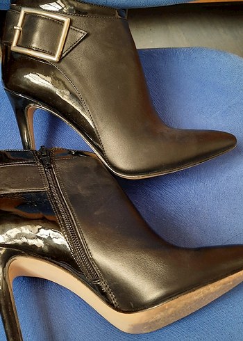 Siyah Deri Tokalı İnce Topuklu Kadın Bot - Görsel 4