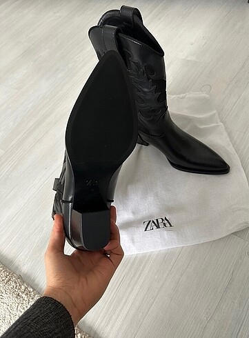 38 Beden siyah Renk Zara kovboy cizme