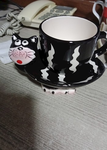Kedi Figürlü Siyah Seramik Fincan ve Tabağı