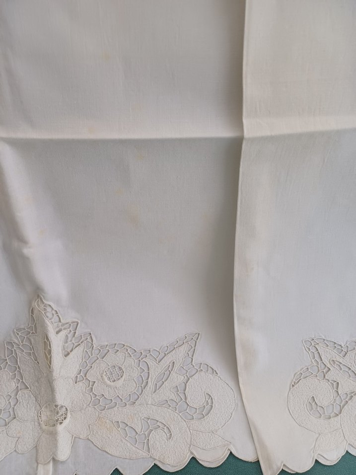 2 ADET BEYAZ İŞİ VE KUM İŞLEMELİ YASTIK KILIFI - Görsel 3