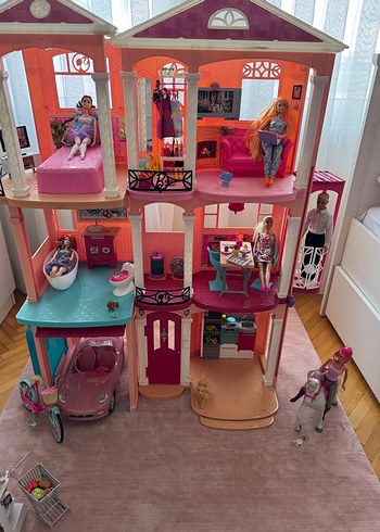 Barbie evi