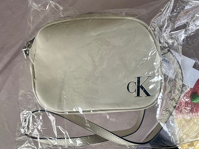  Beden Calvin Klein askılı çanta