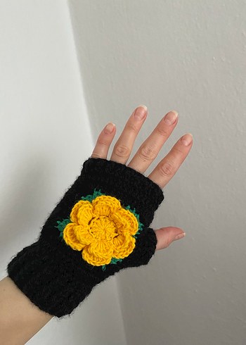 Sarı Çiçekli Siyah Örgü Eldiven - Görsel 3