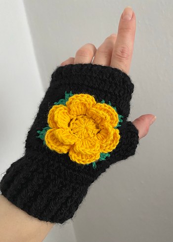 Sarı Çiçekli Siyah Örgü Eldiven - Görsel 2