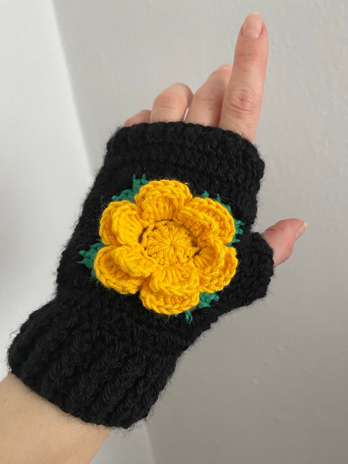 Sarı Çiçekli Siyah Örgü Eldiven - Görsel 2