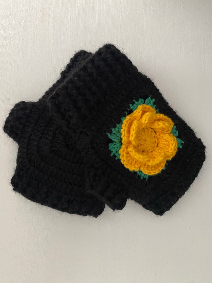 Sarı Çiçekli Siyah Örgü Eldiven - Görsel 4