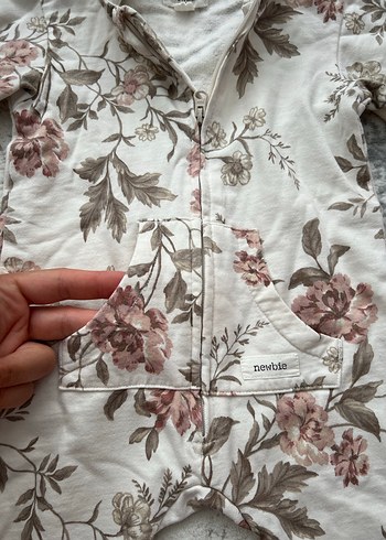 Kapüşonlu Çiçek Desenli Kız Bebek Tulumu - Görsel 2