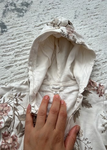 Kapüşonlu Çiçek Desenli Kız Bebek Tulumu - Görsel 3