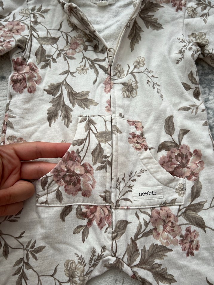 Kapüşonlu Çiçek Desenli Kız Bebek Tulumu - Görsel 2