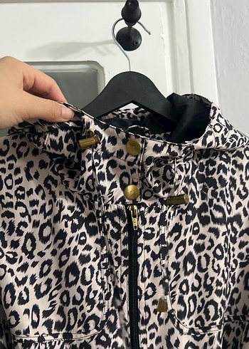 Kapüşonlu  Leopar Desenli yağmurluk - Görsel 3