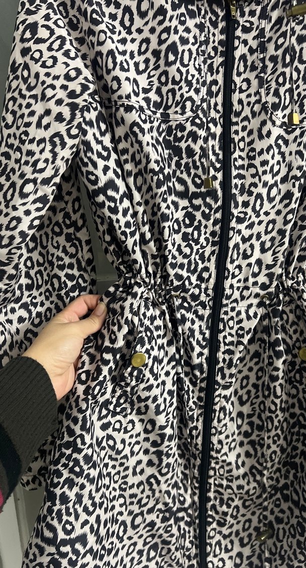 Kapüşonlu  Leopar Desenli yağmurluk - Görsel 2