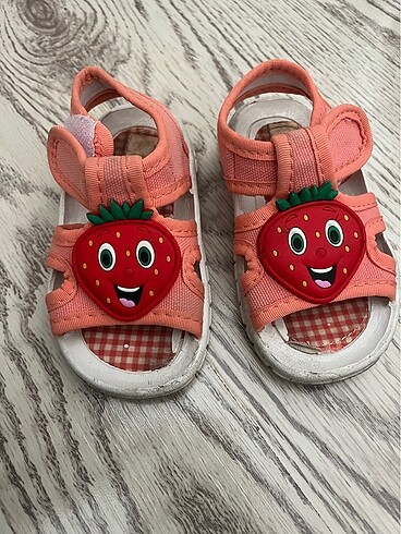 Çilekli kız bebek sandalet