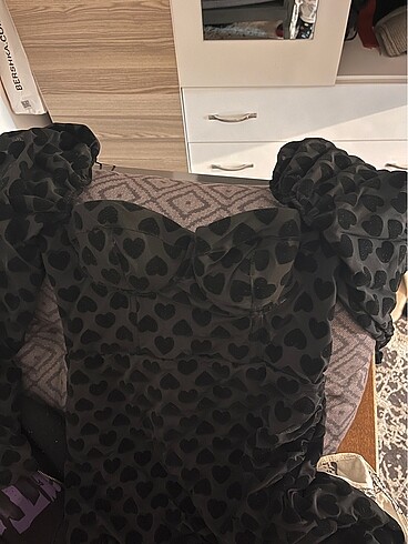 l Beden Kalp desenli kolları ve bel kısmı transparan elbise