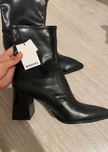 Bershka Siyah Deri Topuklu Bot
