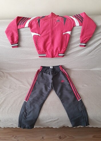 Kiz çocuk adidas eşofman takimi. Orijinal üründür.