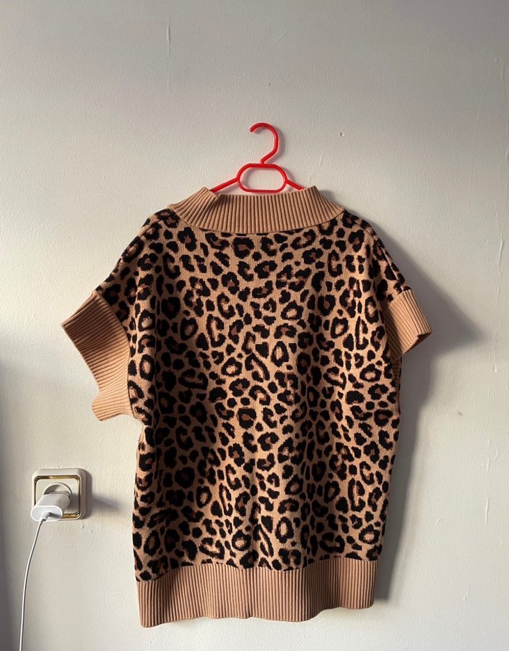 Leopar Desenli V Yakalı Örgü Kadın Kısa Kollu Kazak - Görsel 3