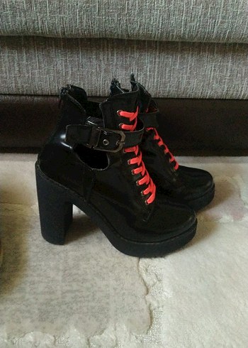 Siyah Tokalı Blok Topuklu Punk Botlar
