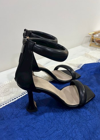 Siyah Tokalı İnce Topuklu Kadın Abiye Ayakkabı - Görsel 2