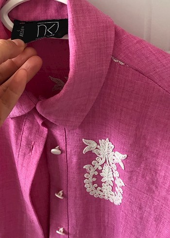 Düğmeli Pembe Nakışlı Kadın Gömlek - Görsel 2