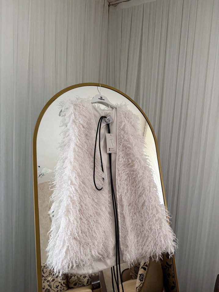 Kürk Detaylı Uzun Beyaz Kadın Yelek - Görsel 3