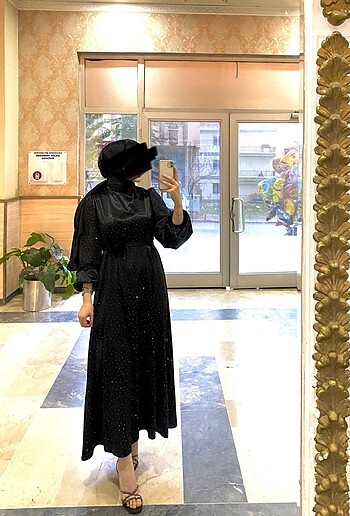 Taşlı saten elbise