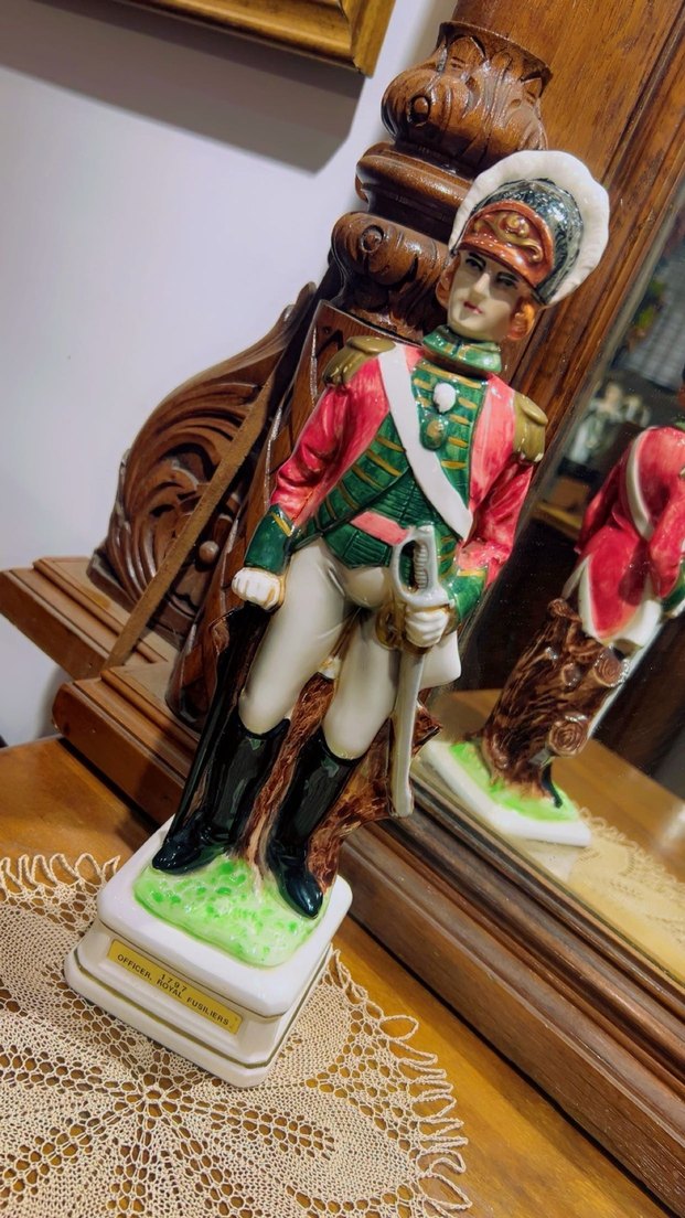 Asker Figürü Porselen Dekoratif Şişe - Görsel 2