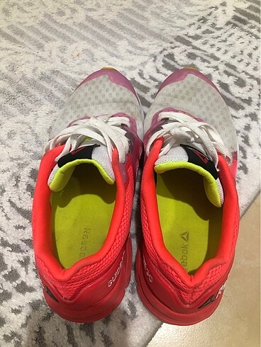 38 Beden Reebok ayakkabı.