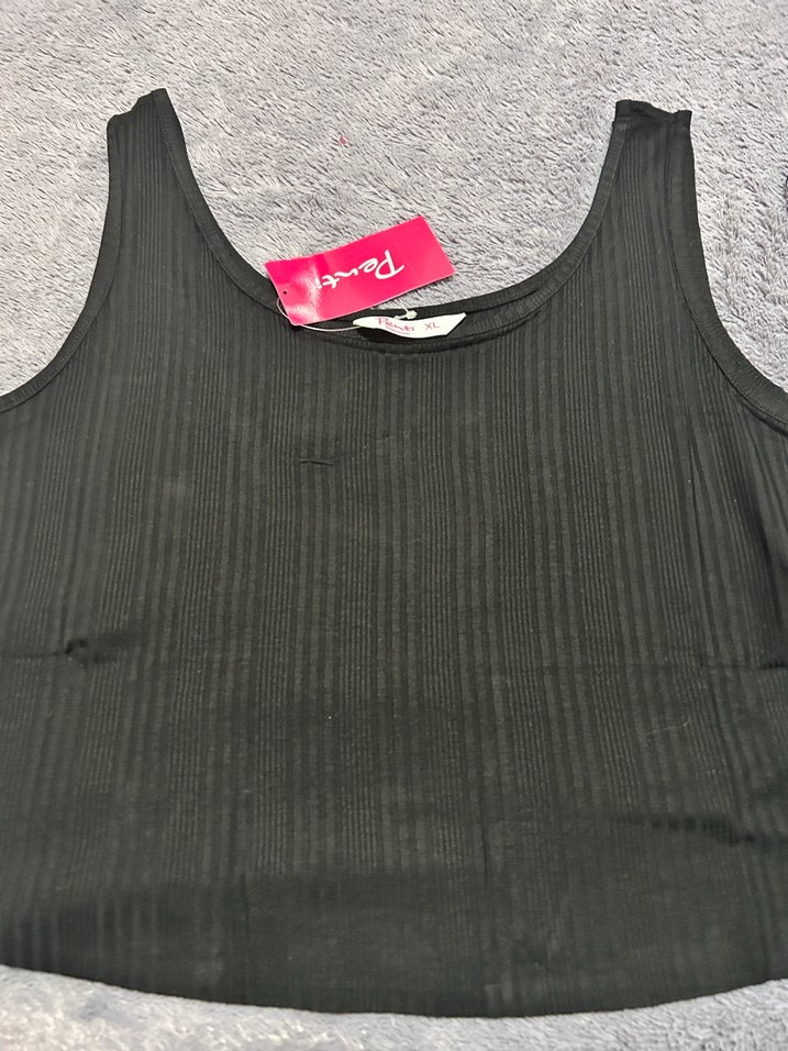 Siyah V Yaka Kolsuz Crop - Görsel 3