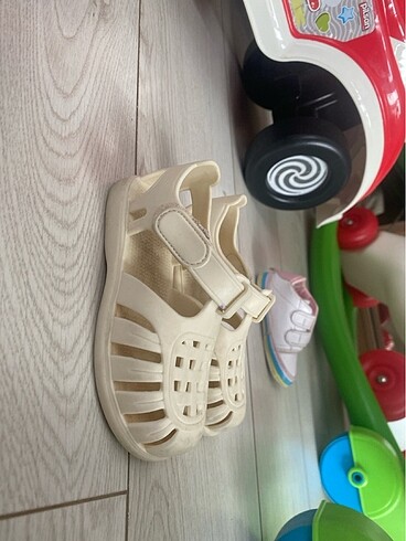 LC Waikiki Çıtçıtlı kız bebek sandalet