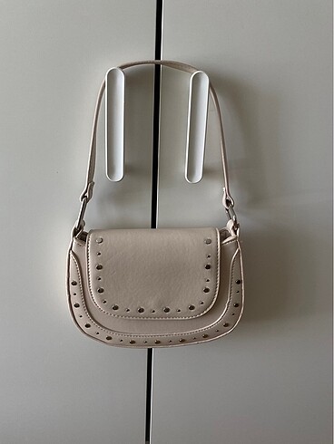 Stradivarius zımbalı çanta