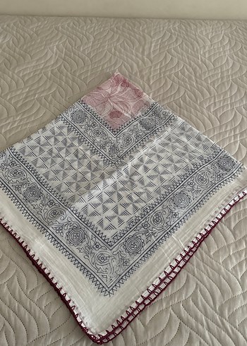 Beyaz gri bordo renkte örtü - Görsel 2