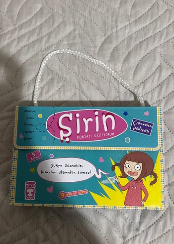 Şirin Dünyayı Geziyor Çıkartmalı Kitap