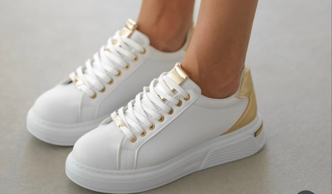 Beyaz Parlak Gold Detaylı Dolgu Topuklu Spor Ayakkabı - Görsel 3