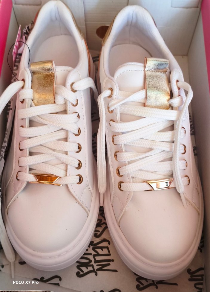 Beyaz Parlak Gold Detaylı Dolgu Topuklu Spor Ayakkabı - Görsel 4