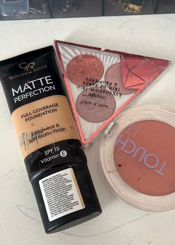 Golden Rose Mat Matlaştırıcı Fondöten
Allık
Üçlüyor far - Görsel 4