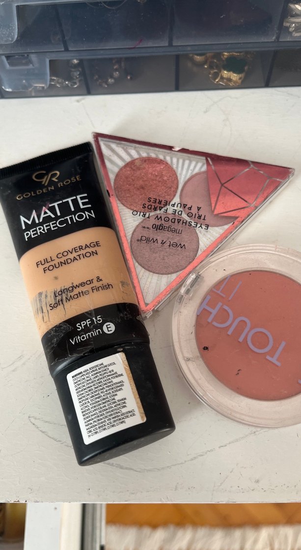 Golden Rose Mat Matlaştırıcı Fondöten
Allık
Üçlüyor far - Görsel 4