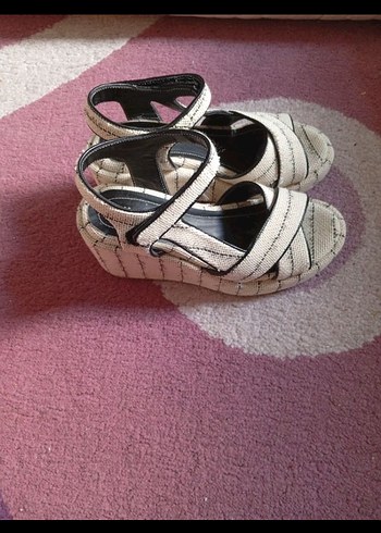 Tokalı Zebra Desenli Kadın Dolgu Topuk Sandalet - Görsel 2