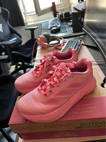 Pembe adidas spor ayakkabılar