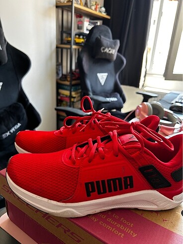 Kırmızı puma spor ayakkabı