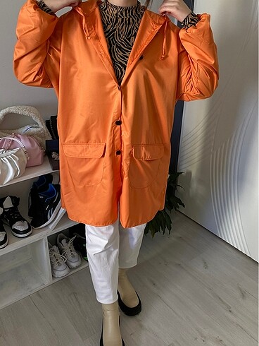 Turuncu yağmurluk
