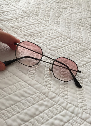 Pembe gözlük