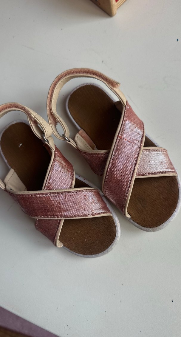 Kahverengi Parlak Tokalı Kız Terliği - Görsel 3