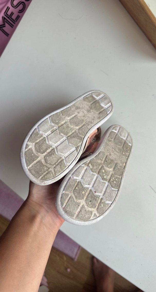 Kahverengi Parlak Tokalı Kız Terliği - Görsel 2