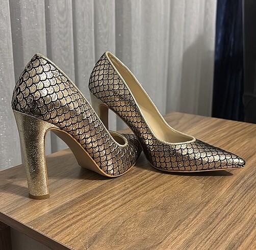 Krıste Bell kalın topuklu gold stiletto